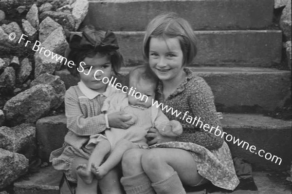 NORMAN WHITE WITH MRS HELEN & MARGARET & GRANIA IN BASKET